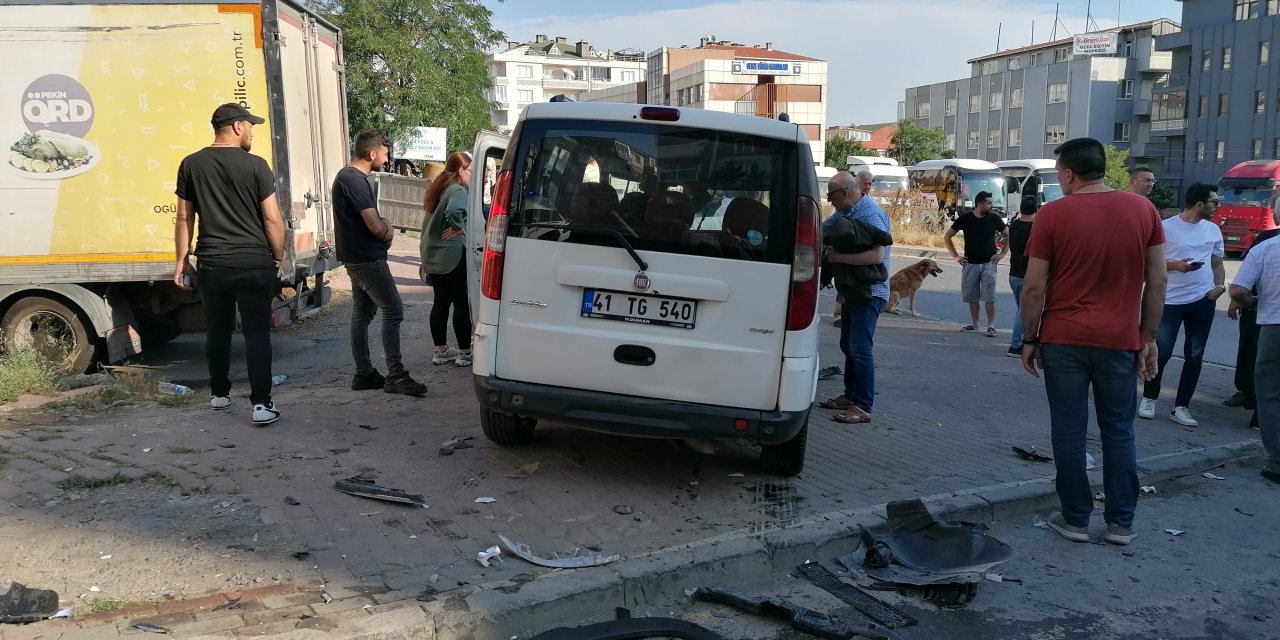 Çarpıştığı hafif ticari aracın üstünden atladı