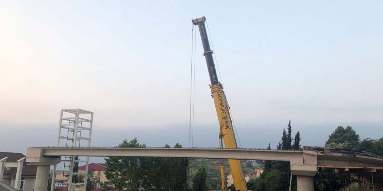 Darıca feribot yolu üstgeçidinin kirişleri monte edildi