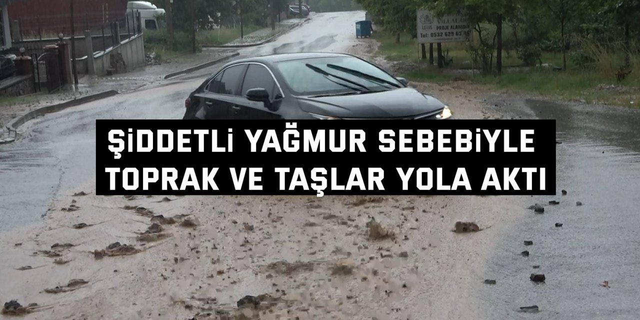 Şiddetli yağmur sebebiyle toprak ve taşlar yola aktı.