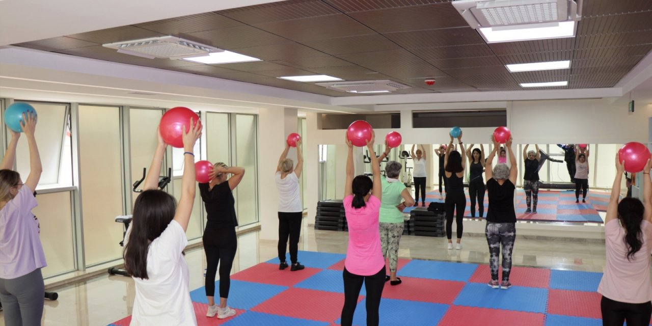 Kadınlar hem spor yapıyor hem stres atıyor