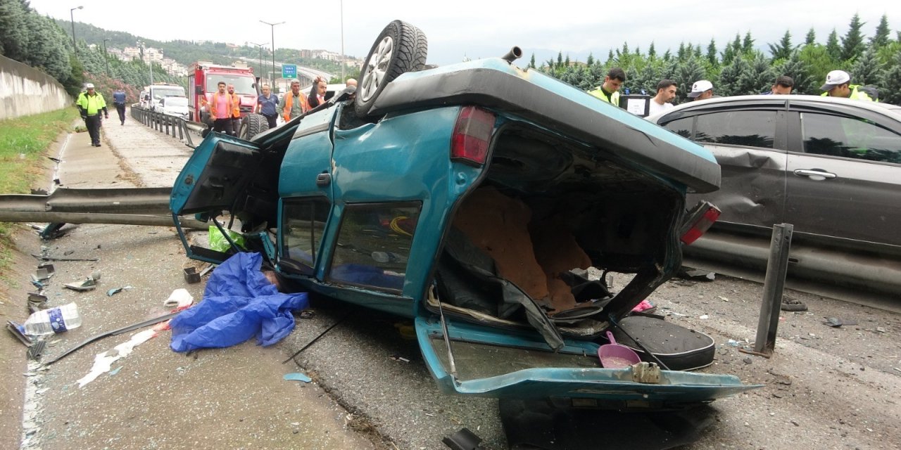 TEM'de kazaya karışan otomobil hurdaya döndü: 1 ölü, 1 yaralı