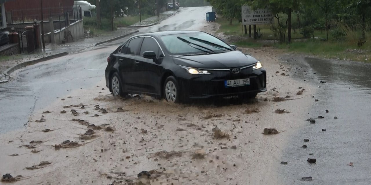 Yollar çamur ve taş içinde kaldı