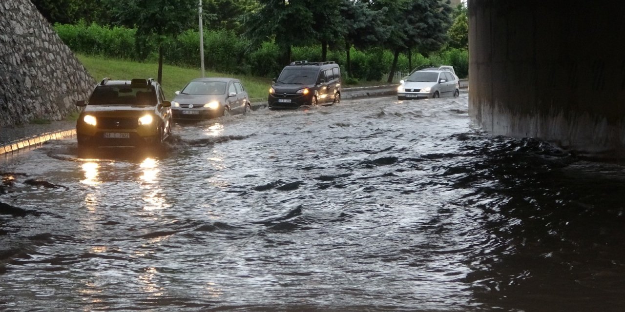 Kocaeli  deniz ve dereler taştı, yollar göle döndü