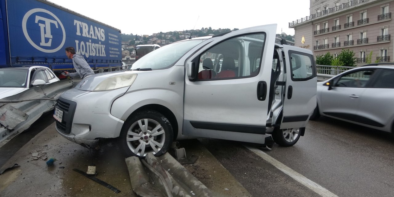 Kayganlaşan yolda kontrolden çıkan araç refüje çarptı: 2 yaralı