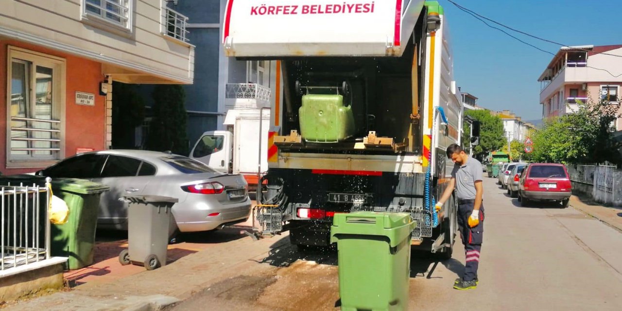 Çöp konteynerleri dezenfekte ediliyor