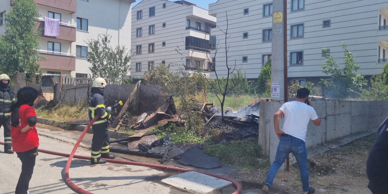 Gebze'de barakada yangın