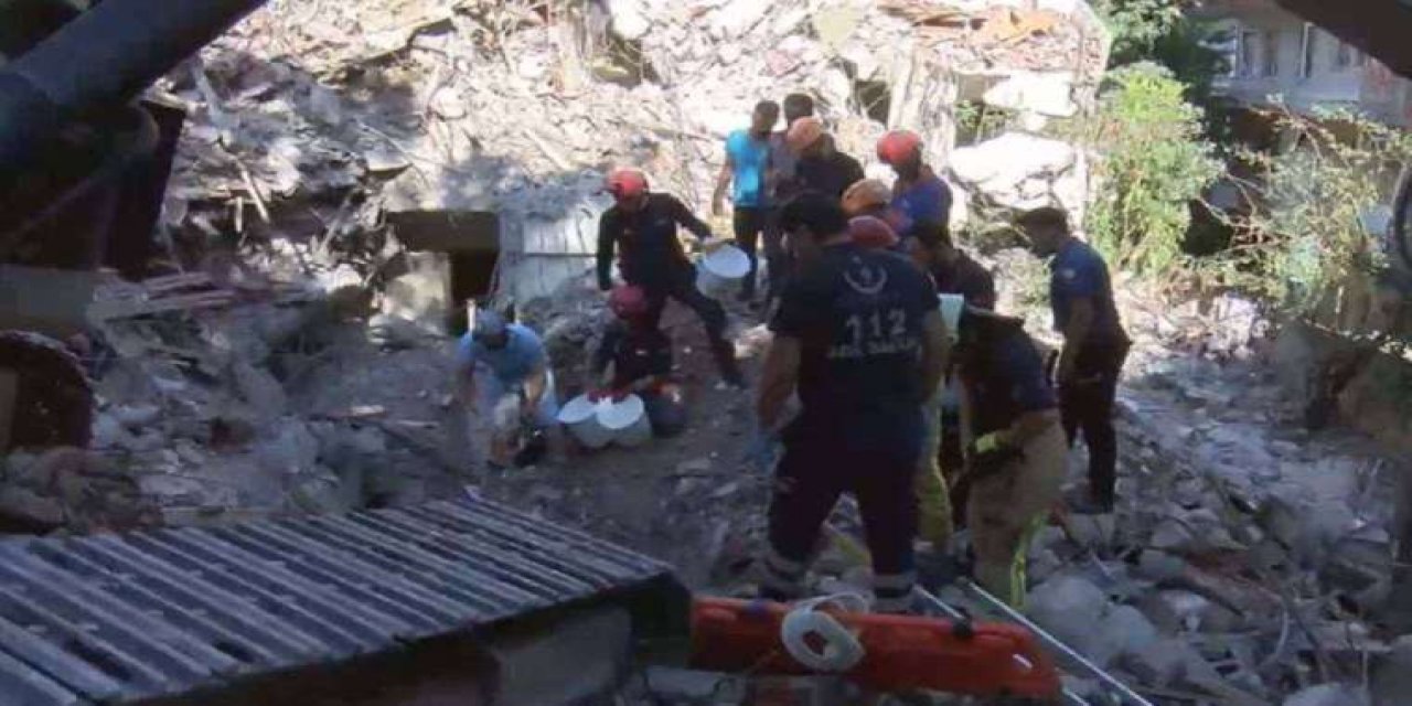 Bakırköy'de bina çöktü