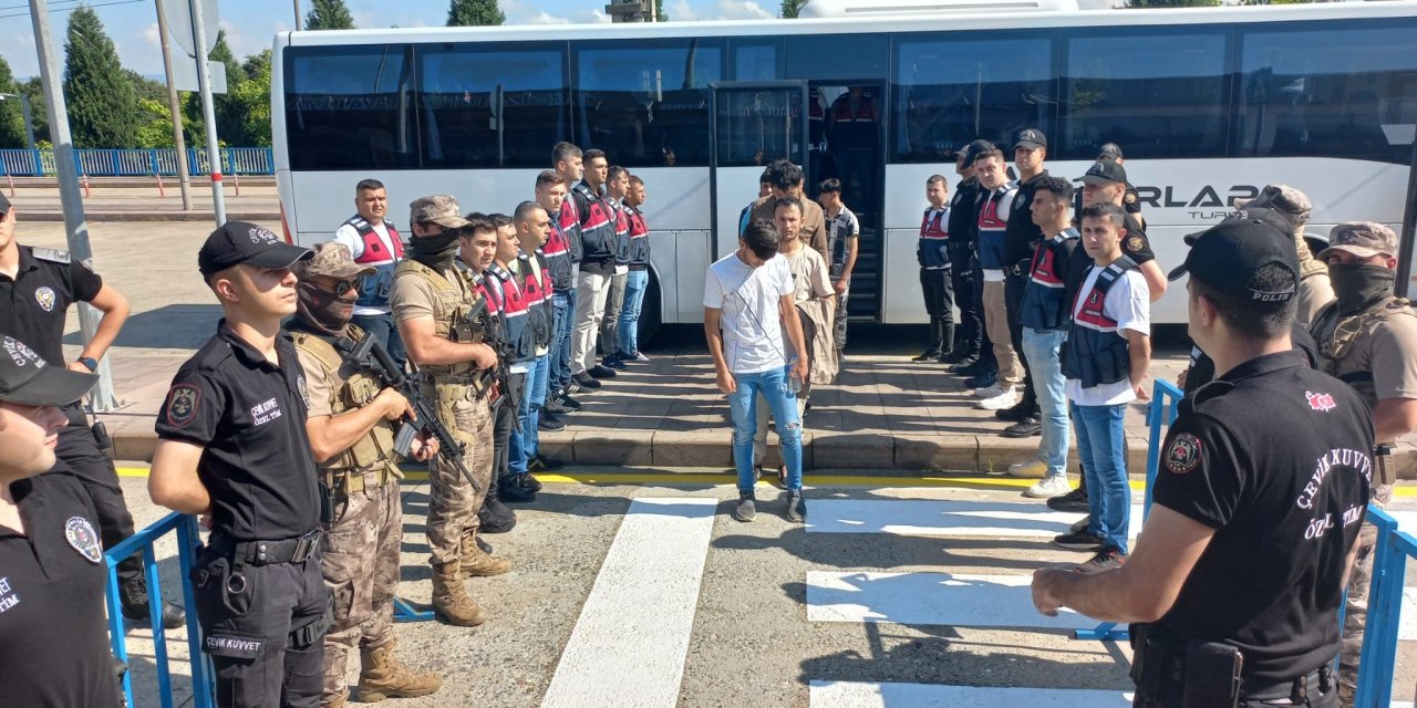 138 düzensiz göçmen sınır dışı ediliyor