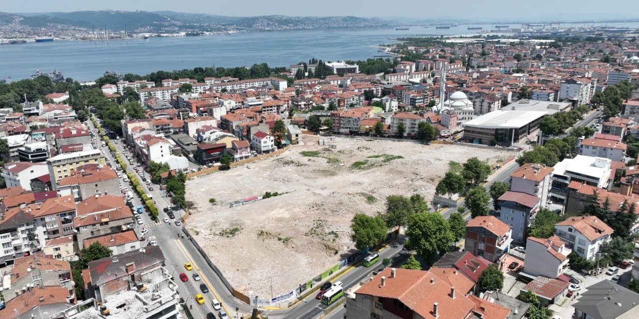 Depremde  hasarlı binaların yerine modern alanlar