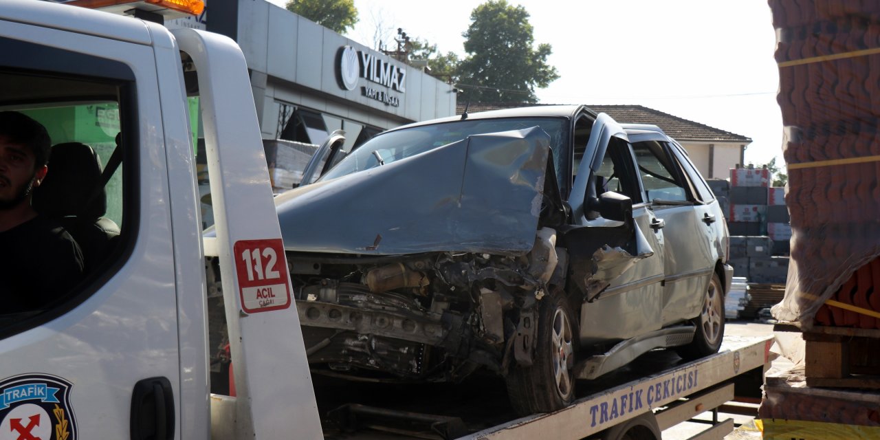 Çalıntı otomobille kaçarken kazaya karıştı