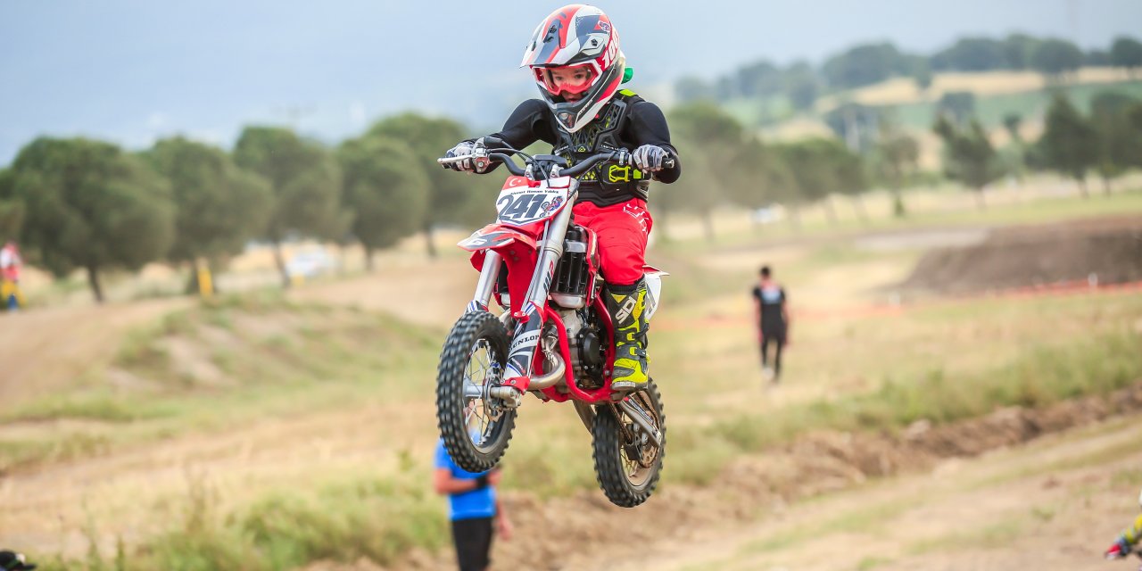 Minik motokrosçu, pistin tozunu attırıyor