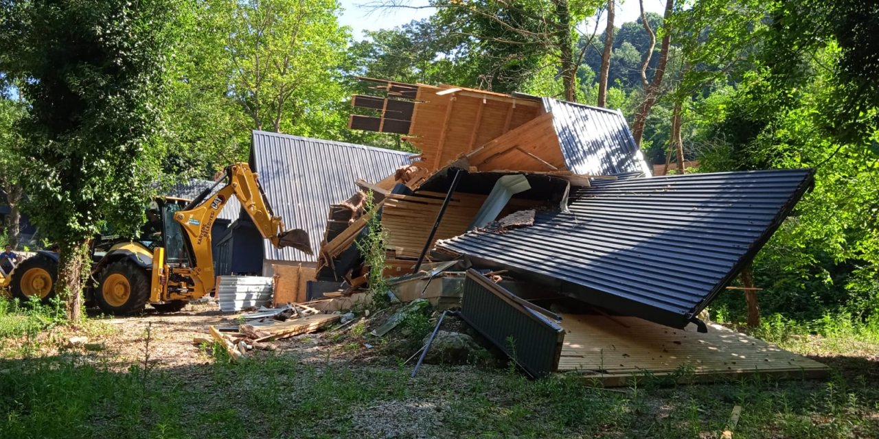 Kartepe’de kaçak bungalov yapılar yıkıldı