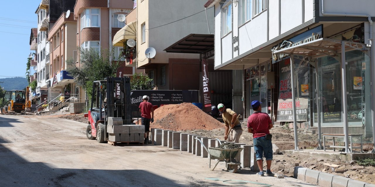 Kaldırımlar yeniden düzenleniyor