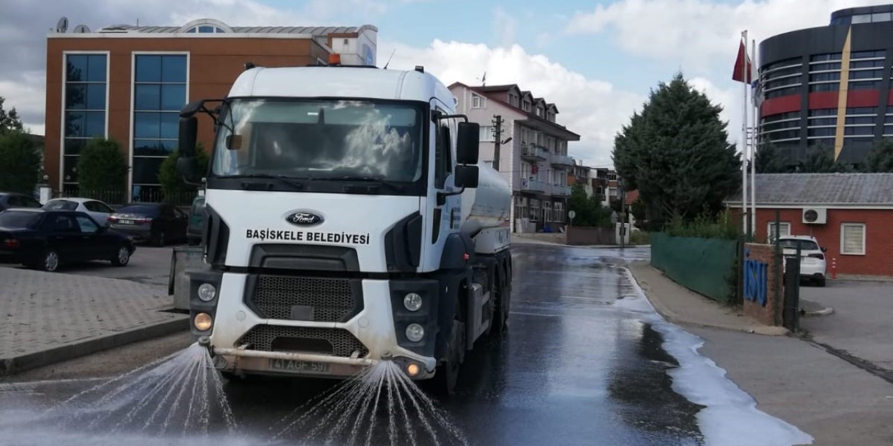 Yollar ve kaldırımlar temizleniyor