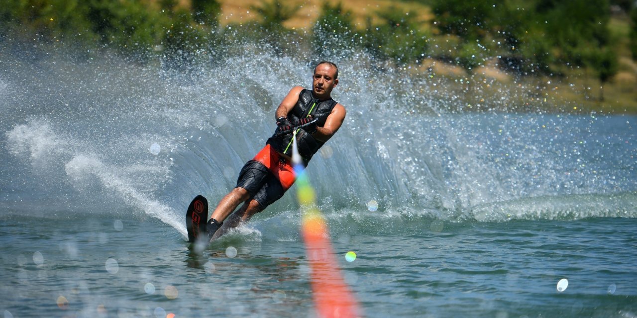 Gölette su kayağı resitali