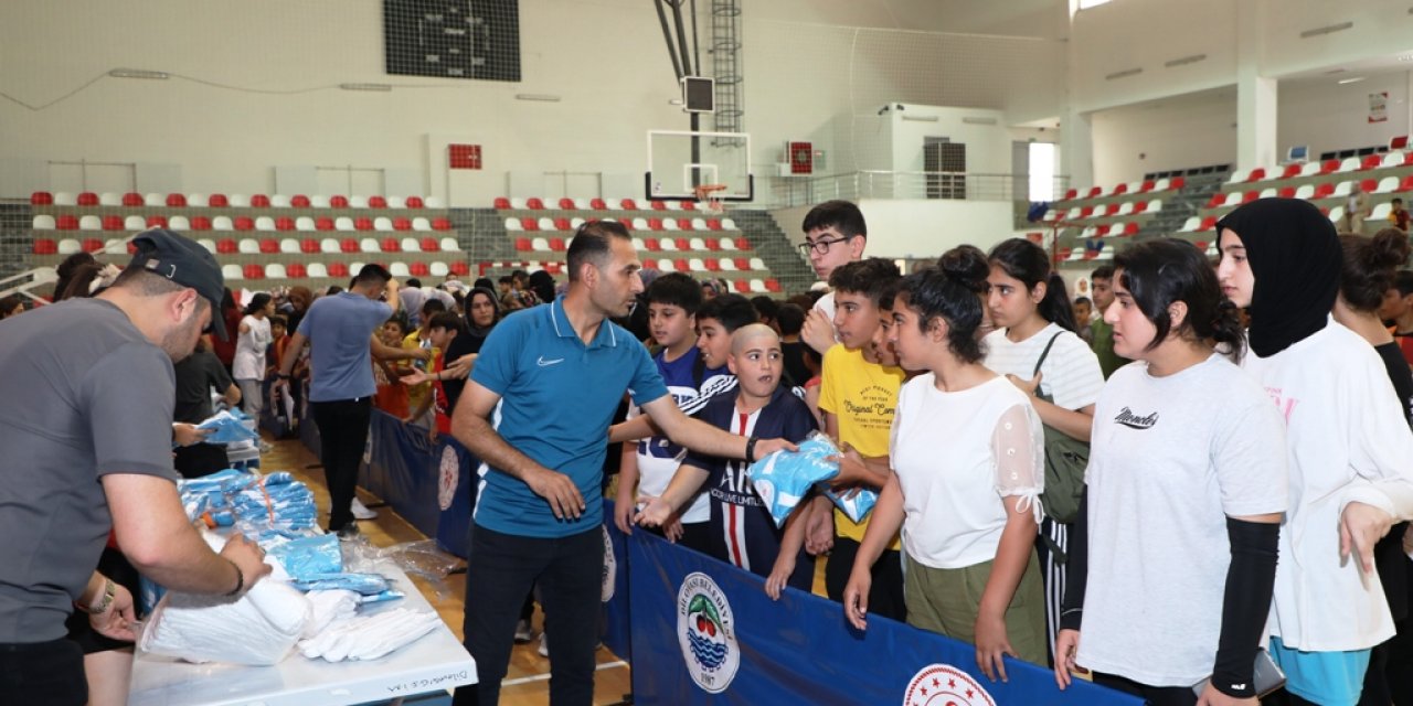 1.500 öğrenciye forma dağıtıldı