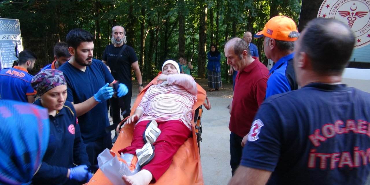 Şelaleyi görmek isterken düşen kadın kurtarıldı