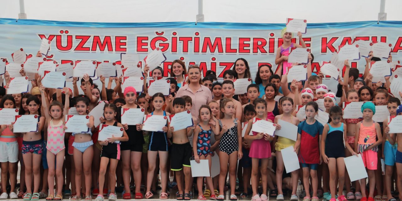 Minik yüzücüleri sertifikalarını Fatma Kaplan Hürriyet verdi