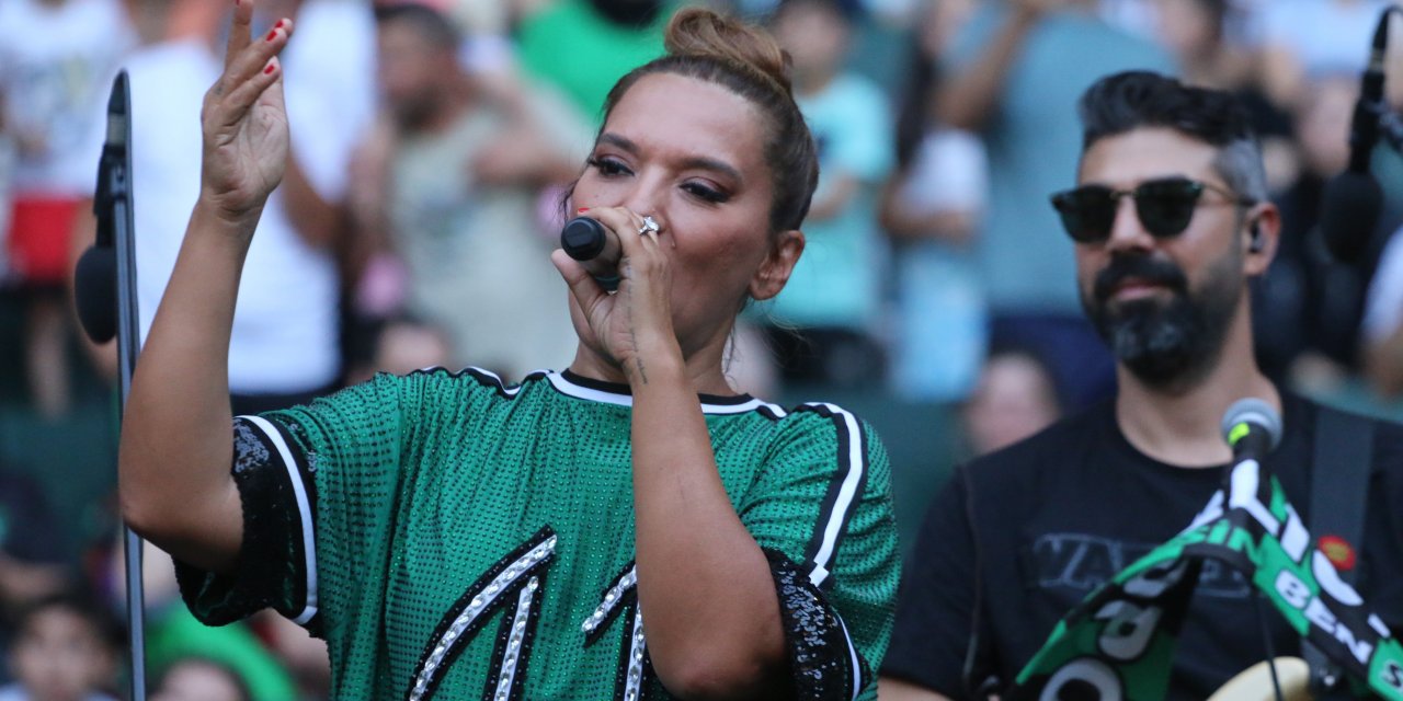 Demet Akalın, Kocaelispor için stadyumda konser verdi