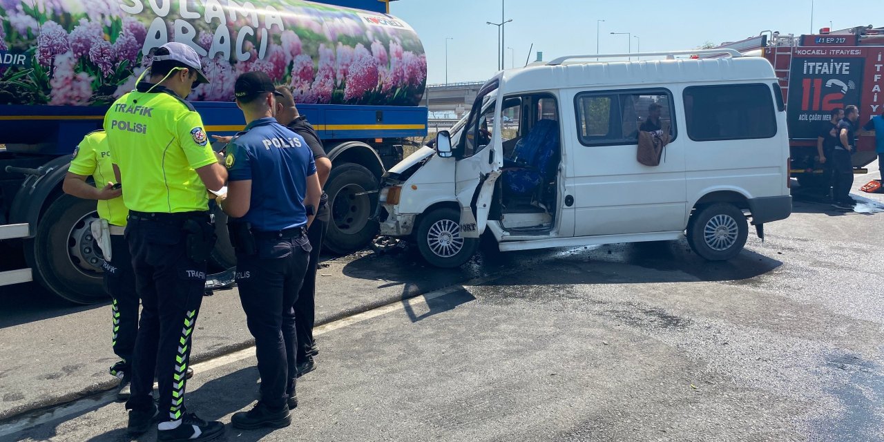 Minibüs su tankerine çarptı: Sıkışan sürücü aracın kapısı kesilerek çıkartıldı