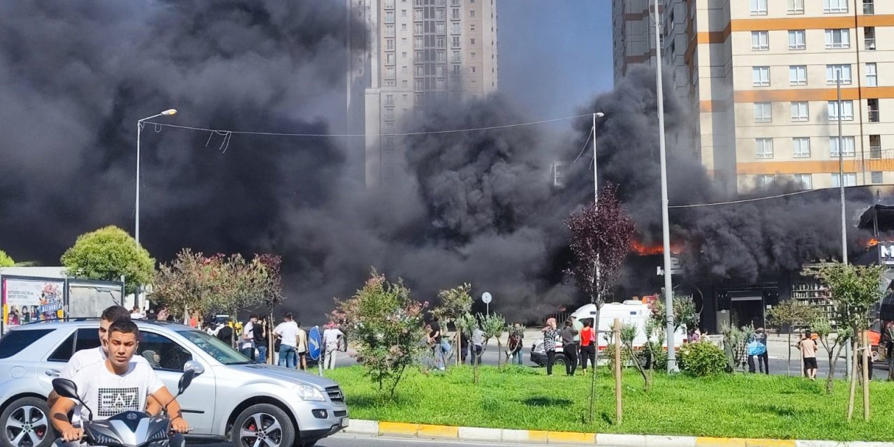 Henüz açılışı yapılmayan AVM’nin çatısı alev alev yandı