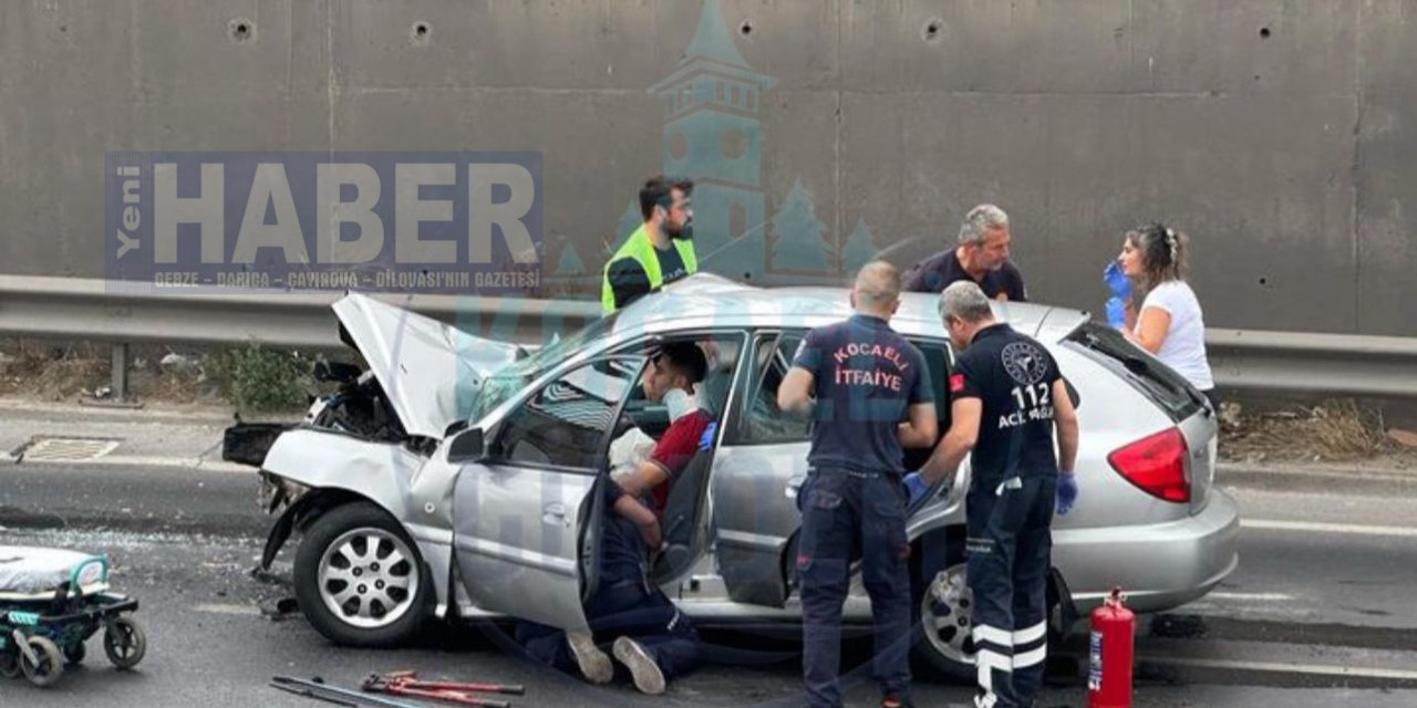 İş makinesine çarptı! Sıkışan sürücüyü itfaiye kurtardı