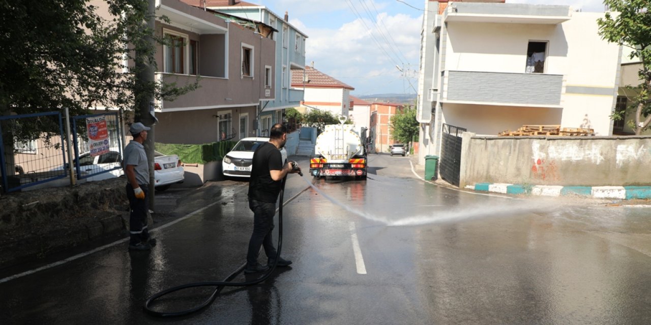 Dilovası’nda yol ve kaldırımlar temizleniyor