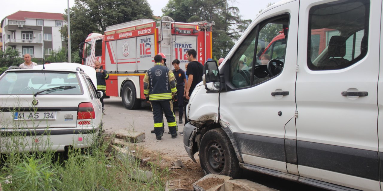 Kamyonetle çarpışan otomobil savruldu, sürücü sıkıştı