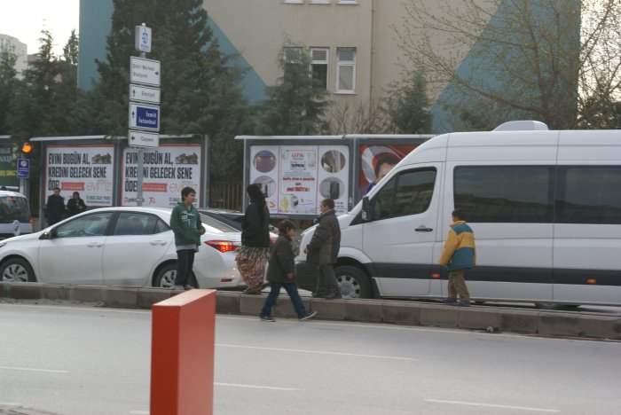 Bir araca beş dilenci!