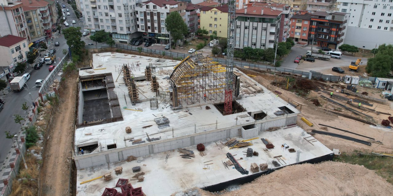 Kent meydanında cami inşaatı şekilleniyor