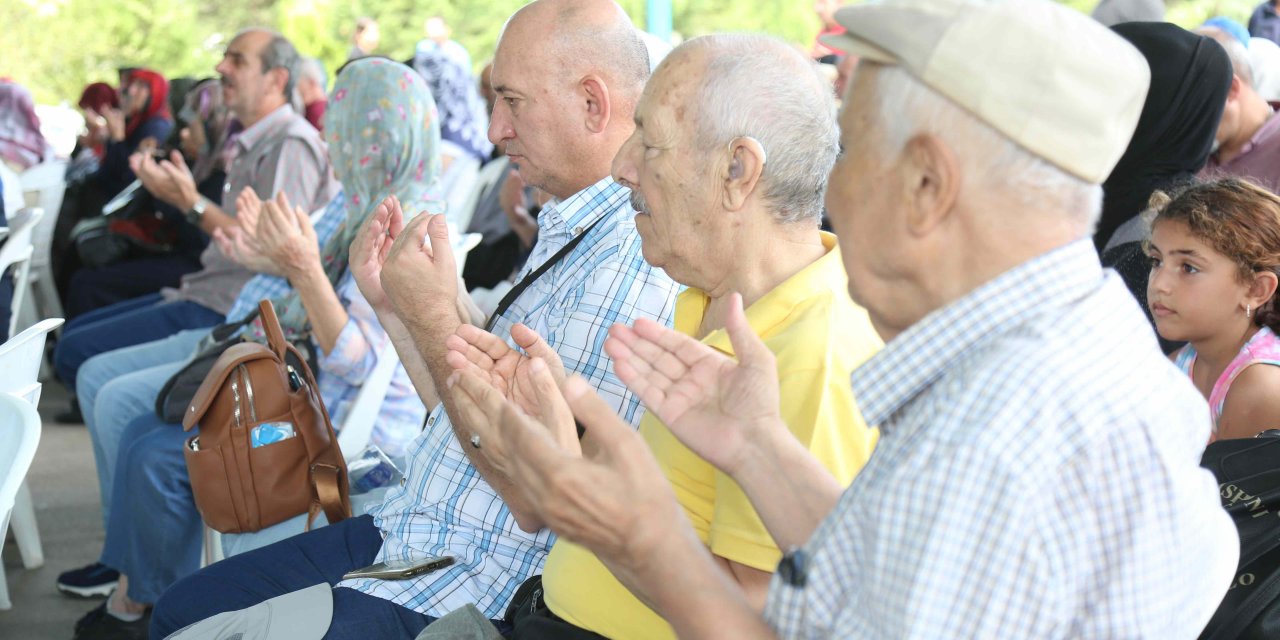 GÖLCÜK DEPREM ŞEHİTLERİ DUALARLA ANILDI