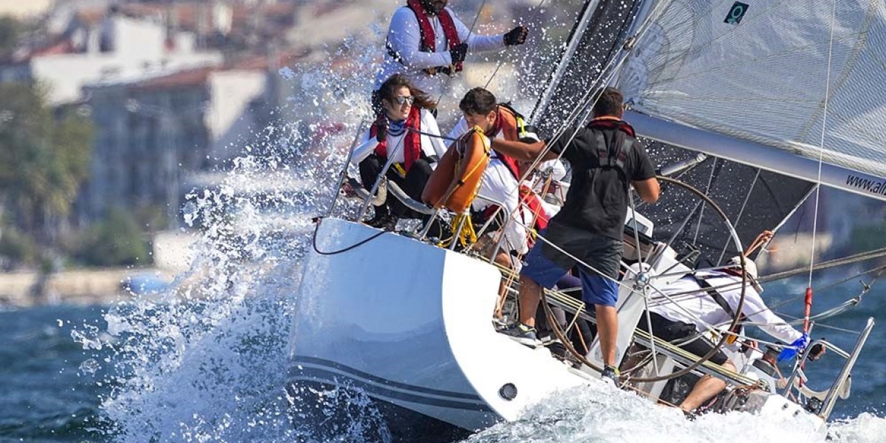 Tirilye’deki zorlu yelken mücadelesi nefes kesti