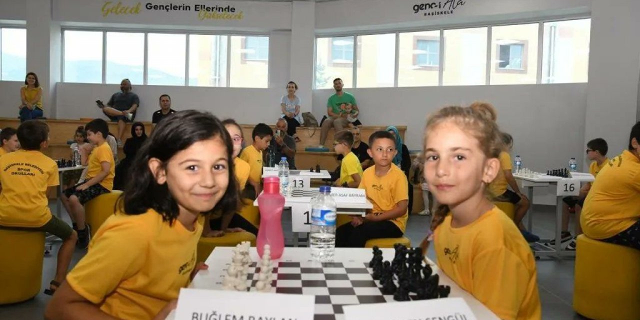 Minikler satranç turnuvasında ter döktü