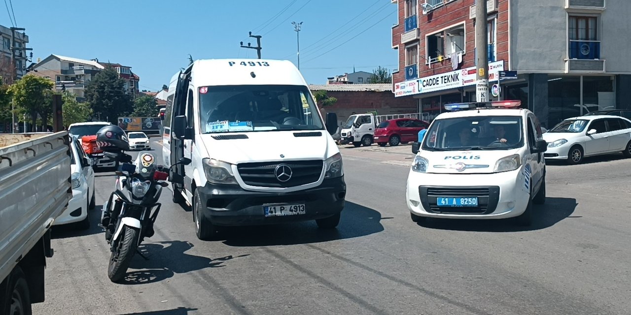 Servis sürücüsü 3 yaşındaki çocuğa çarptı