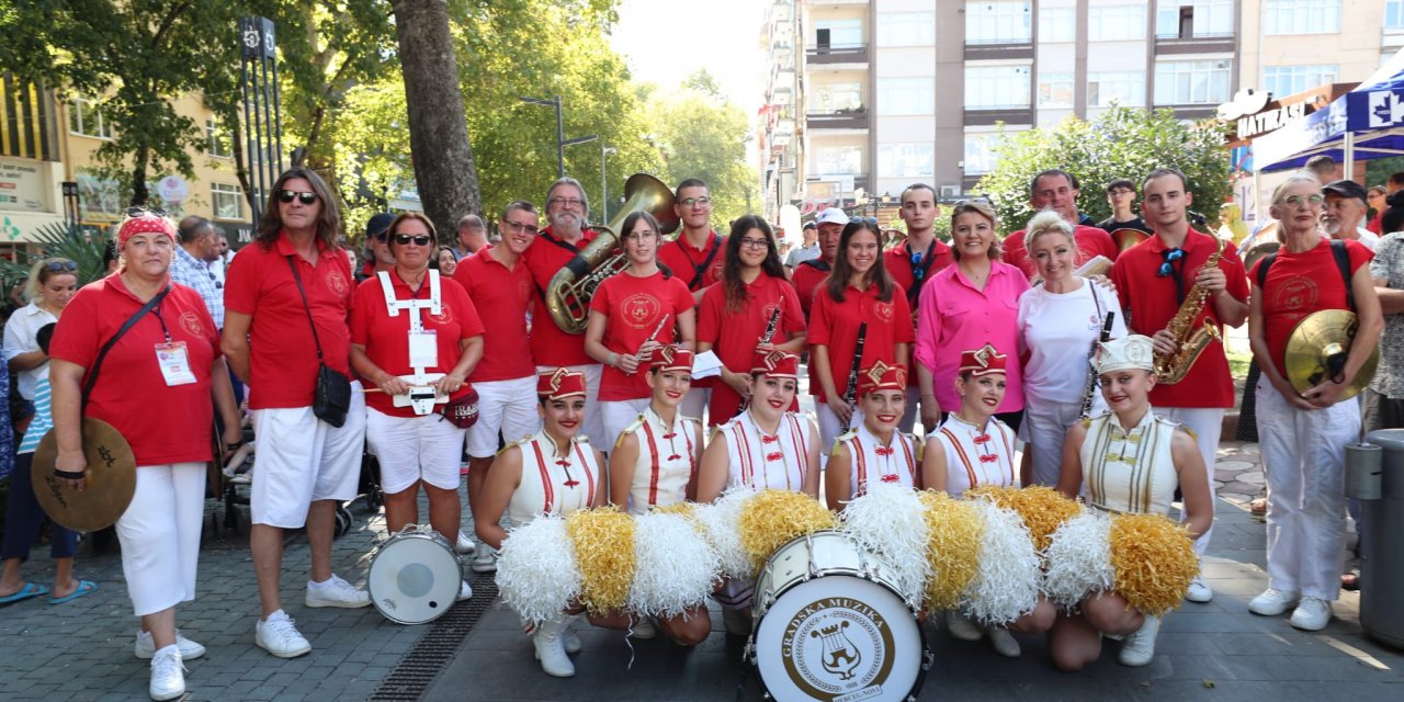 Pişmaniye Festivali’ne özel İzmir Marşı!