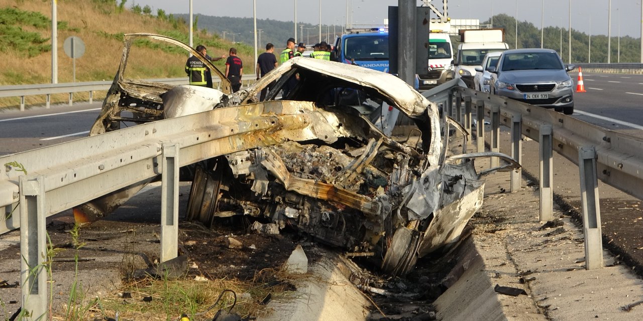 Otomobil alev aldı: 2 ölü, 1 yaralı