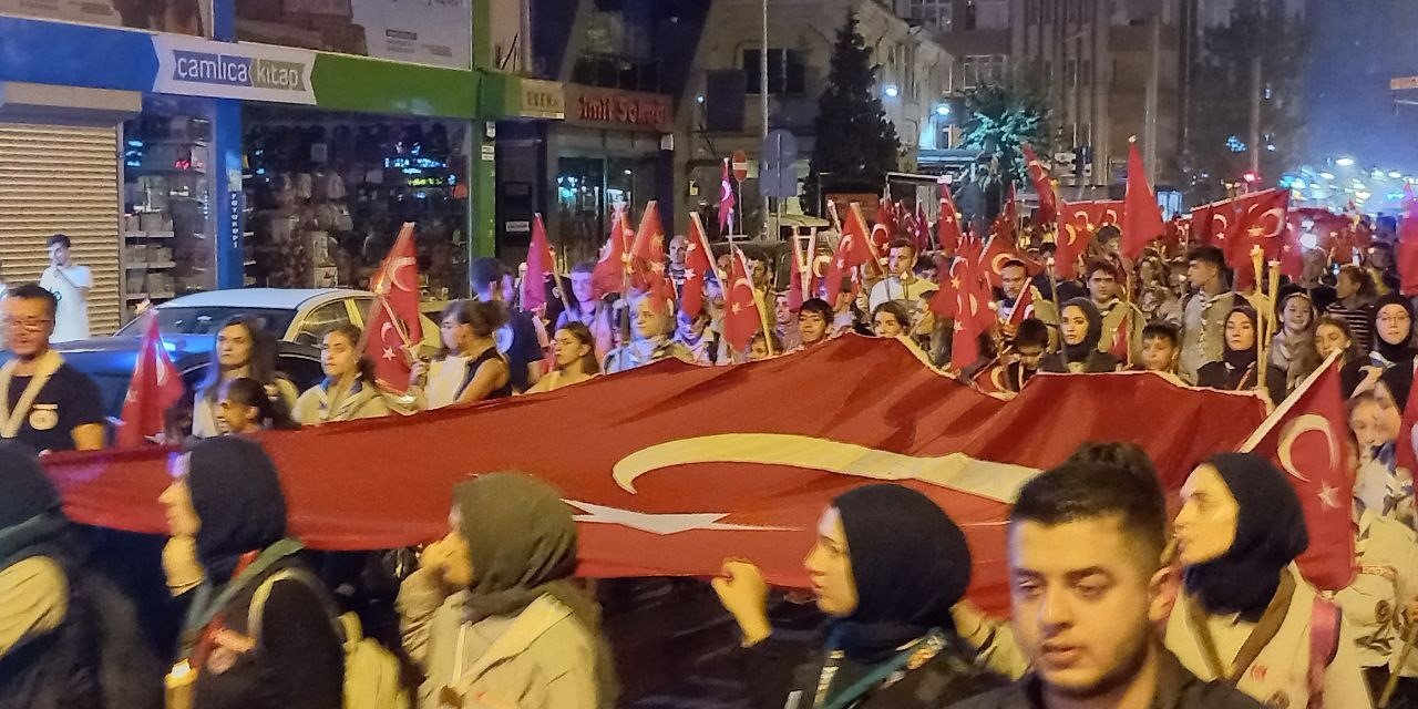 Büyük Taarruz'un yıl dönümünde yüzlerce kişi fener alayında buluştu