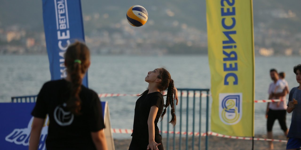 Plaj voleybolu turnuvası kıyasıya mücadele ile başladı