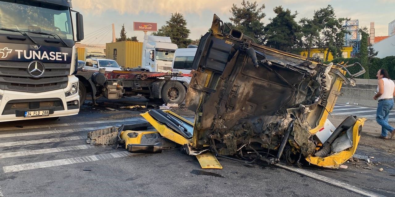 Kocaeli'de tırın kupası koptu: 1'i ağır 2 yaralı