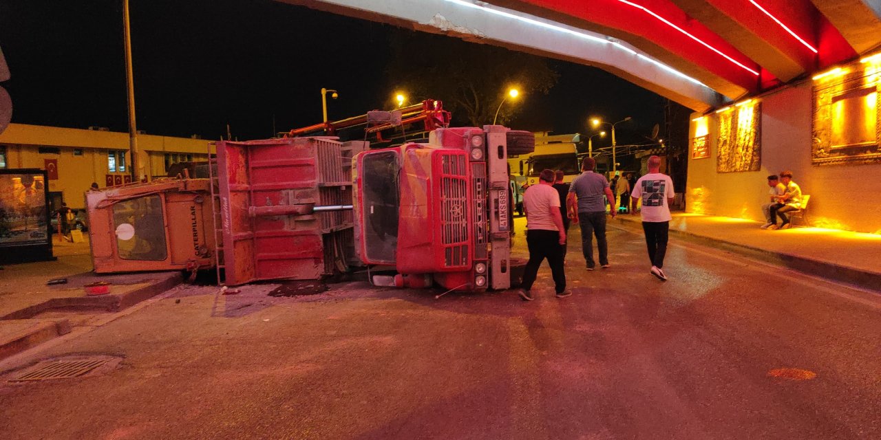 Buldozer yüklü kamyon alt geçidin tavanına çarpıp devrildi