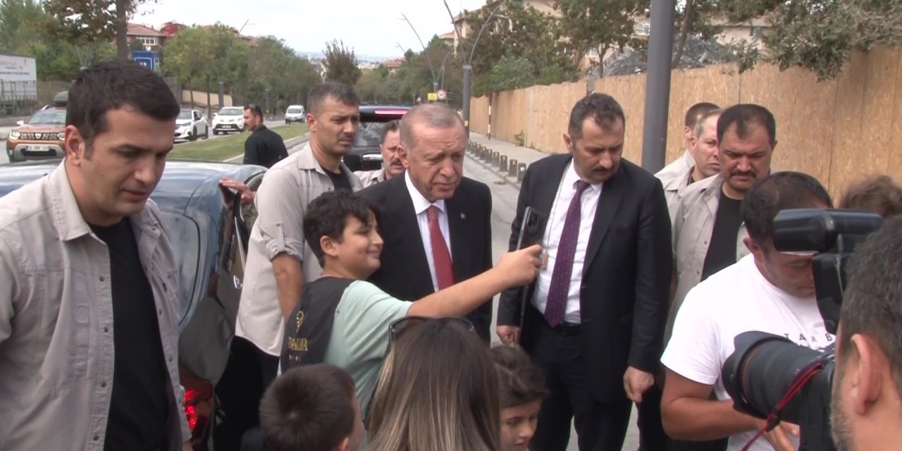 Cumhurbaşkanı Erdoğan çocuklara oyuncak ve harçlık verdi