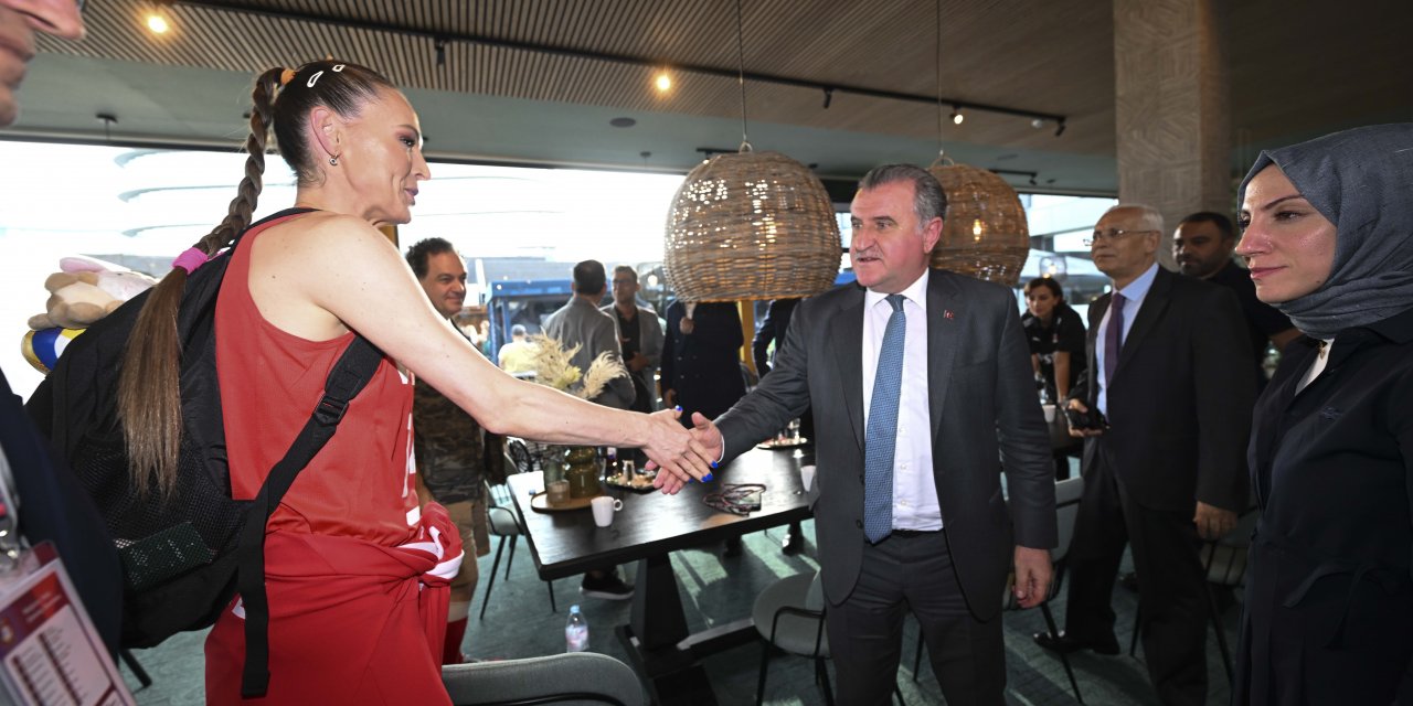 Bakan Bak'tan Filenin Sultanları'na final öncesi moral ziyareti