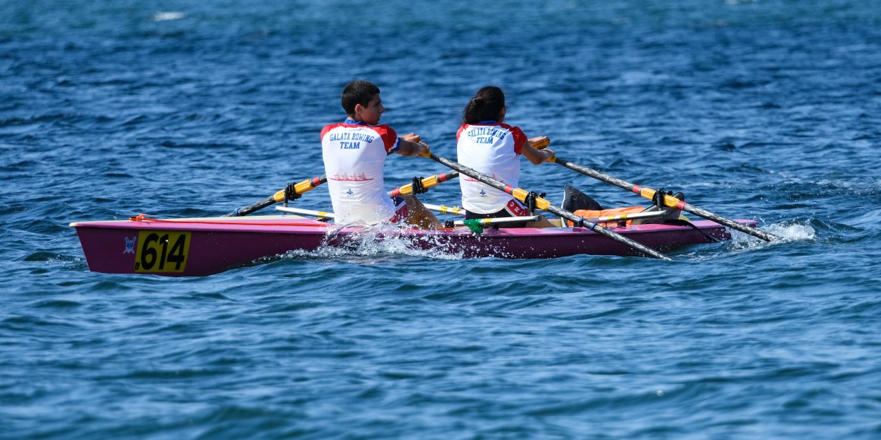 İzmit Körfezi, kürekçilerin nefes kesen mücadelelerine sahne oldu