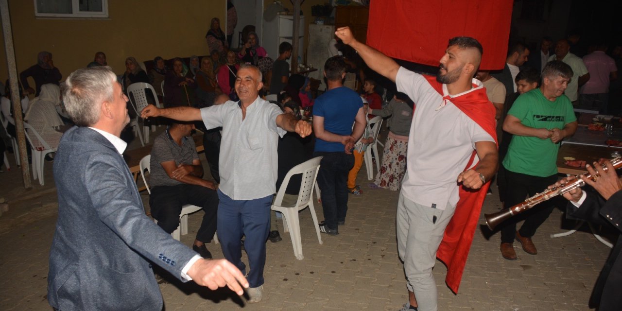 Başpehlivana davullu zurnalı karşılama