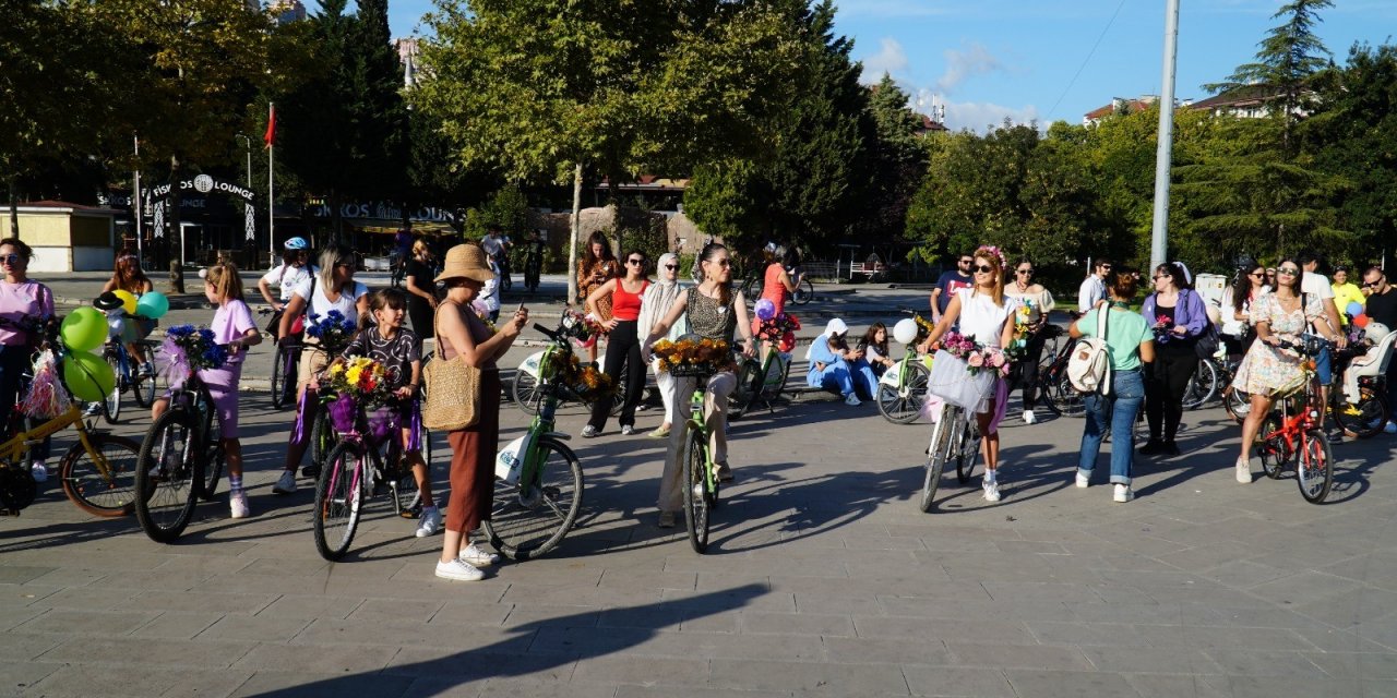 Süslü Kadınlar Bisiklet Turu,  İzmit'te renkli görüntüler oluşturdu