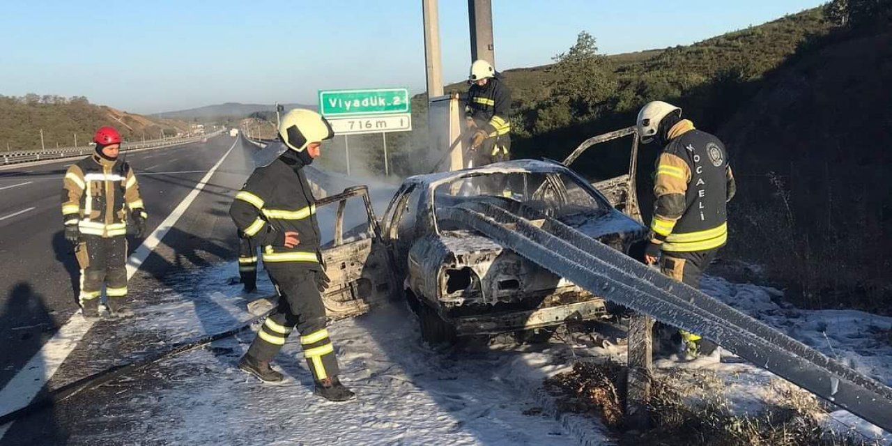 Bariyere saplanan otomobil alev aldı!