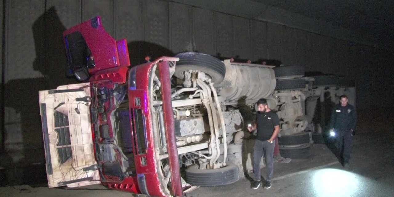 Alkollü sürücünün kamyonu devrildi