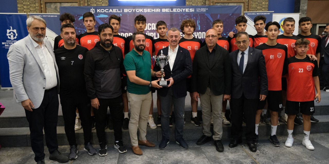 Amatör futbolda şampiyonlar kupalarına kavuştu