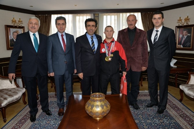 ŞAMPİYONLAR VALİ GÜZELİ ZİYARET ETTTİ