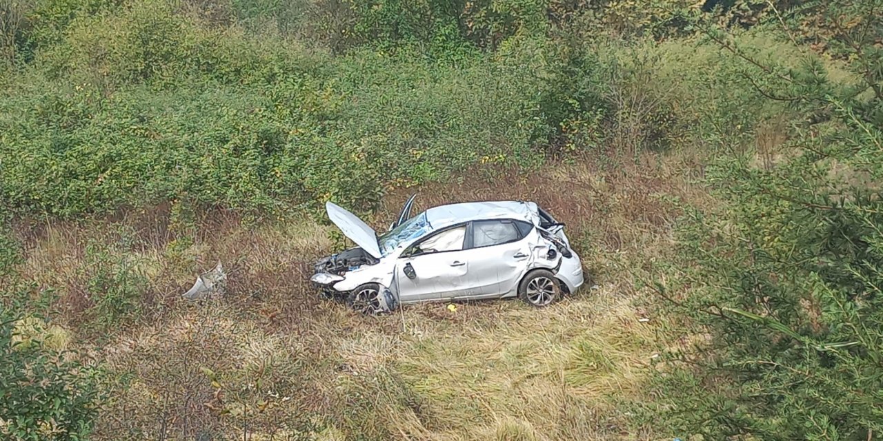 Yeşillik alana uçan otomobil defalarca takla attı